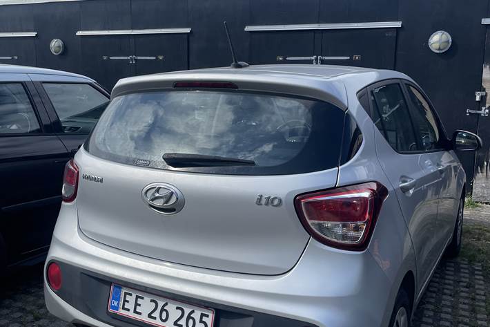 Grå Hyundai i10 fra 2019