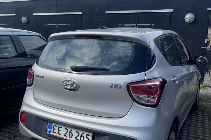 Grå Hyundai i10 fra 2019