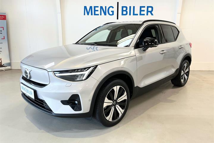 Sølv Volvo XC40 fra 2023 set udefra