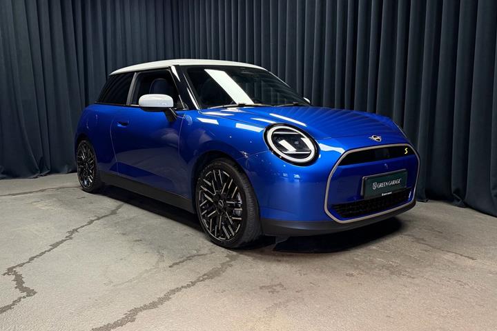 Blå Mini Cooper fra 2024 set udefra