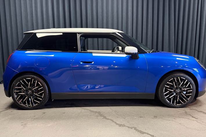 Blå Mini Cooper fra 2024