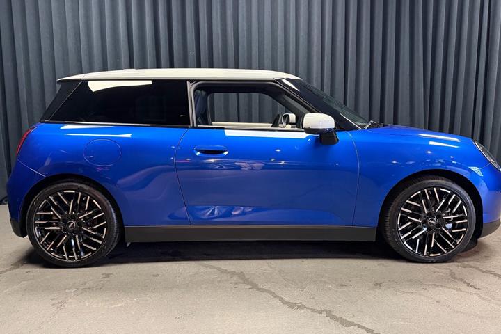 Blå Mini Cooper fra 2024