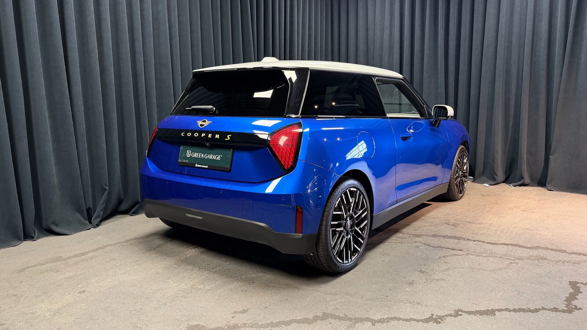 Blå Mini Cooper fra 2024
