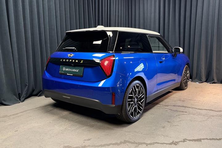 Blå Mini Cooper fra 2024