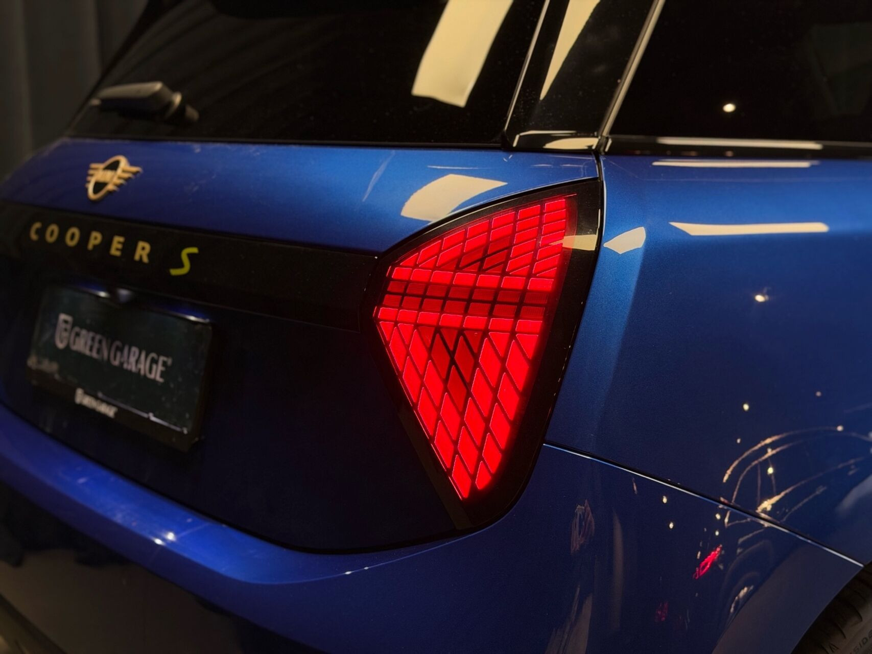 Blå Mini Cooper fra 2024