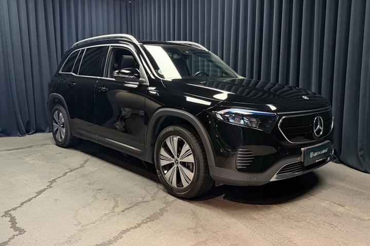 Sort Mercedes EQB 250 fra 2022 set udefra