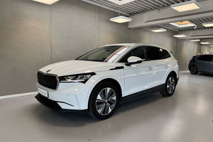 Hvid Skoda Enyaq fra 2023