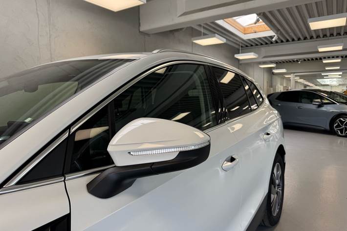 Hvid Skoda Enyaq fra 2023