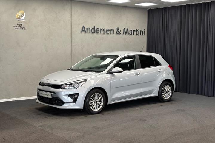 Sølv Kia Rio fra 2023 set udefra