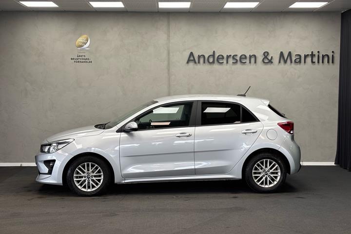 Sølv Kia Rio fra 2023