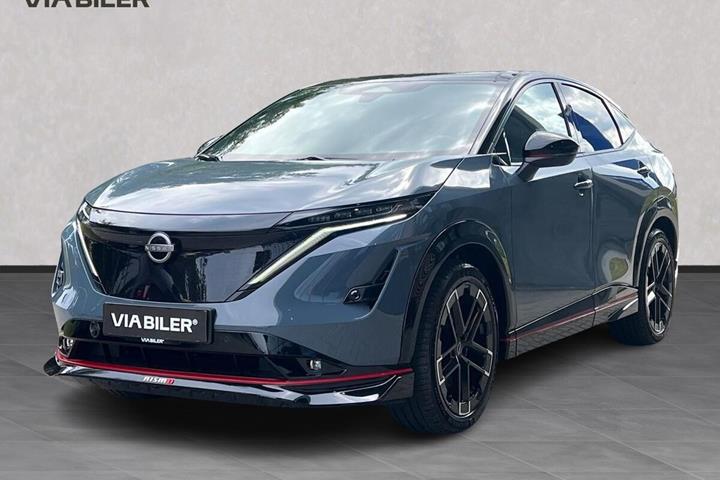 Grå Nissan Ariya fra 2026 set udefra