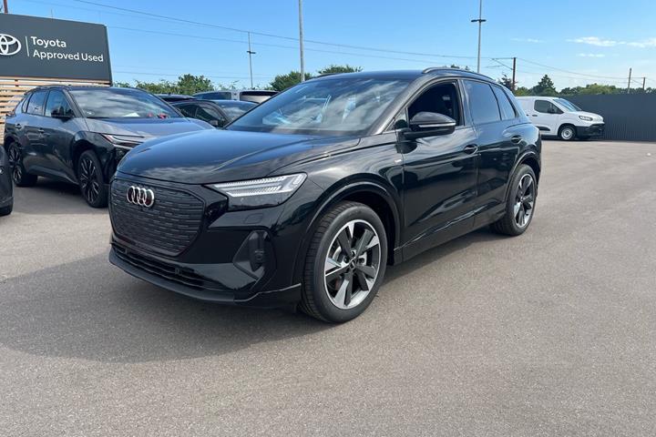 Sort Audi Q4 fra 2026 set udefra