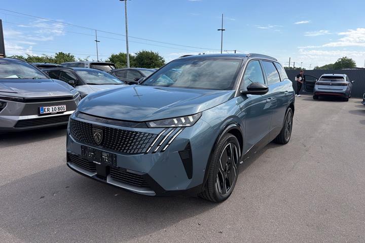 Blå Peugeot e-5008 fra 2025 set udefra