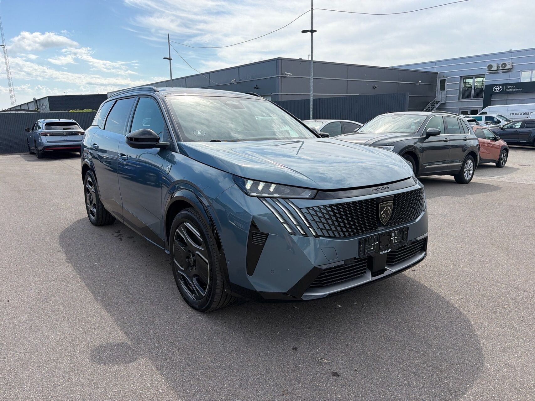 Blå Peugeot e-5008 fra 2025