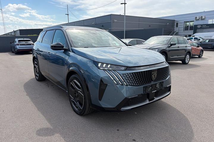 Blå Peugeot e-5008 fra 2025
