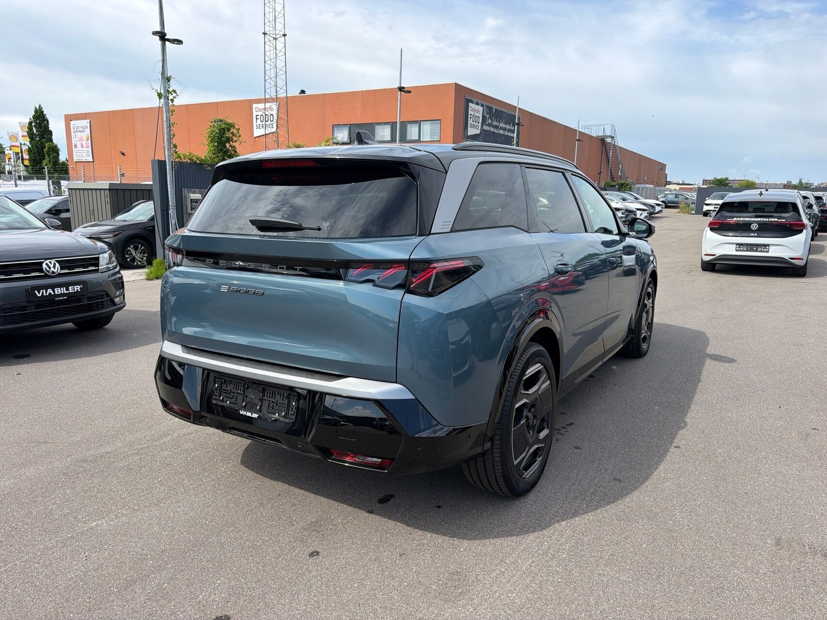Blå Peugeot e-5008 fra 2025