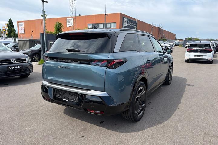 Blå Peugeot e-5008 fra 2025