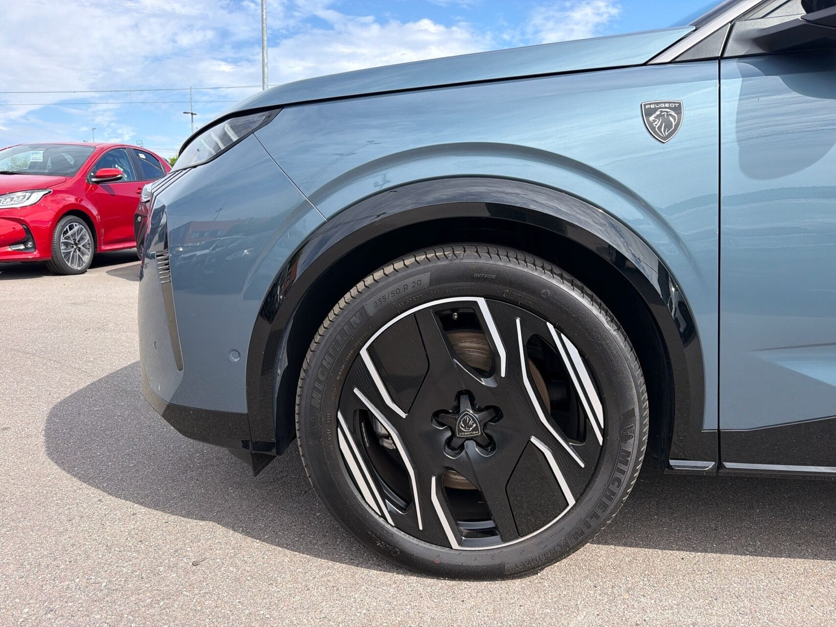 Blå Peugeot e-5008 fra 2025