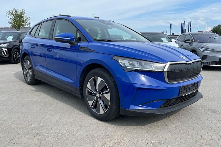Blå Skoda Enyaq fra 2024 set udefra