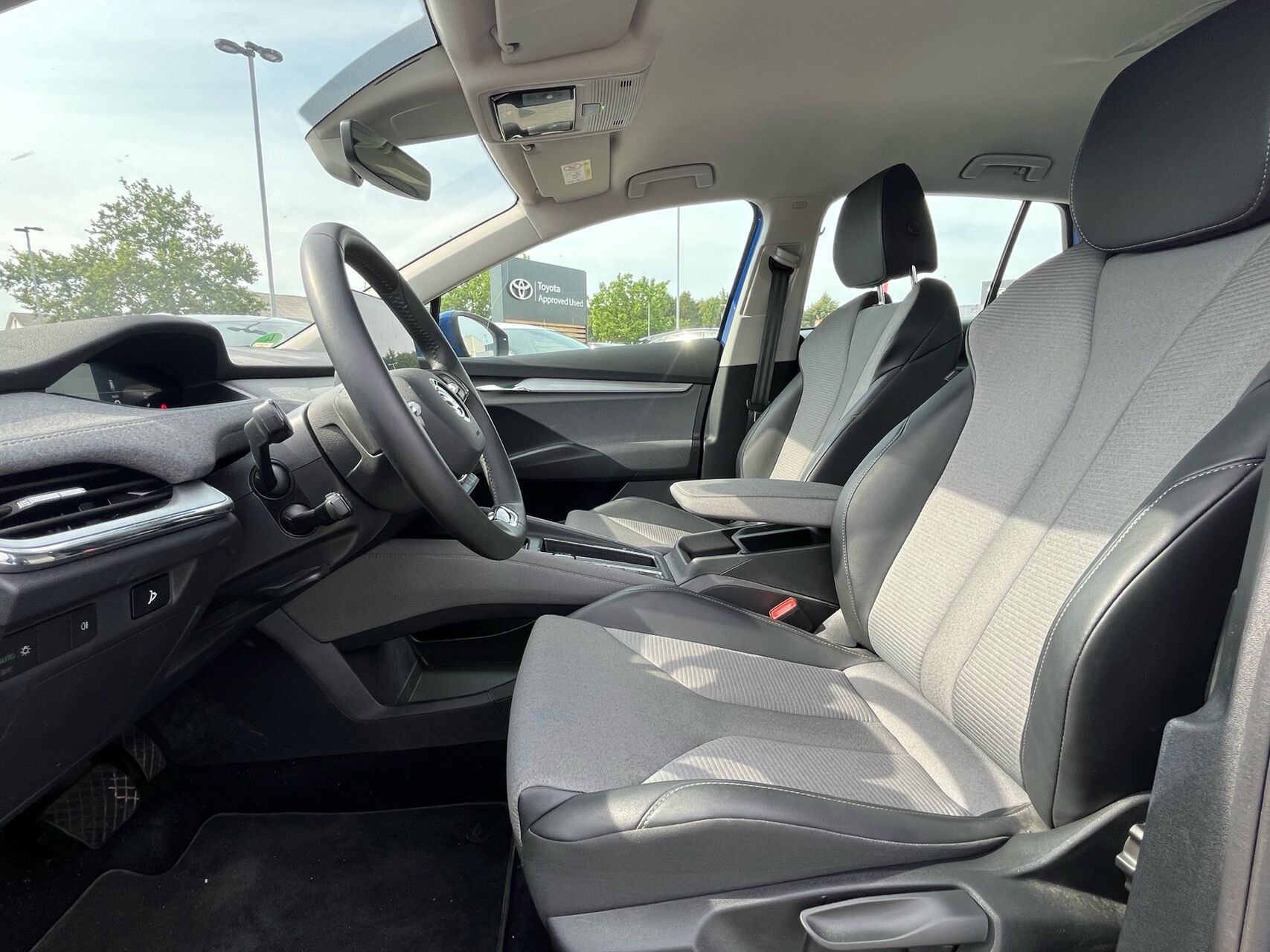 Blå Skoda Enyaq fra 2024
