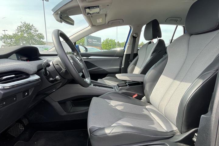 Blå Skoda Enyaq fra 2024