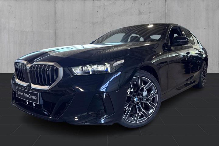 Sort BMW i5 fra 2025 set udefra