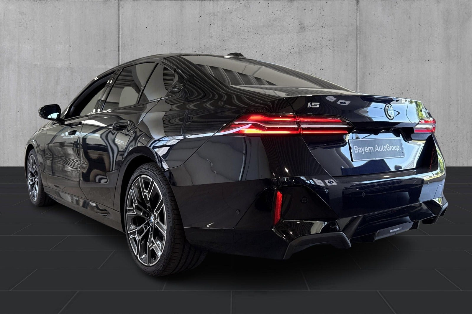 Sort BMW i5 fra 2025