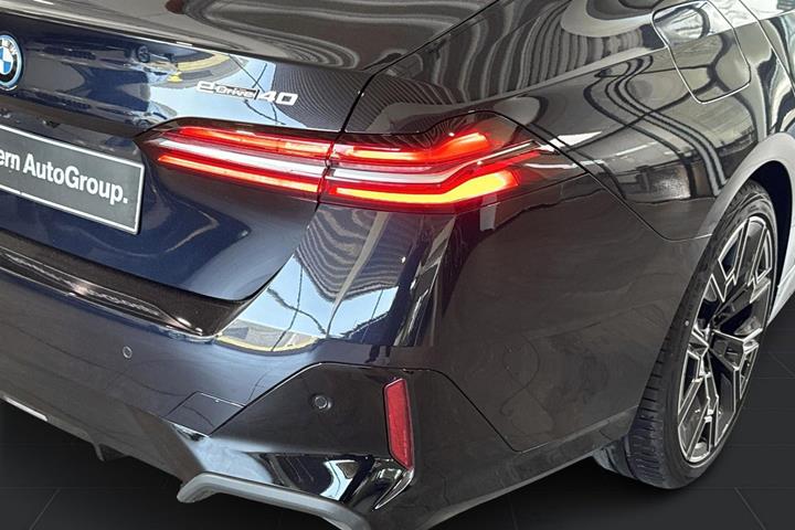 Sort BMW i5 fra 2025