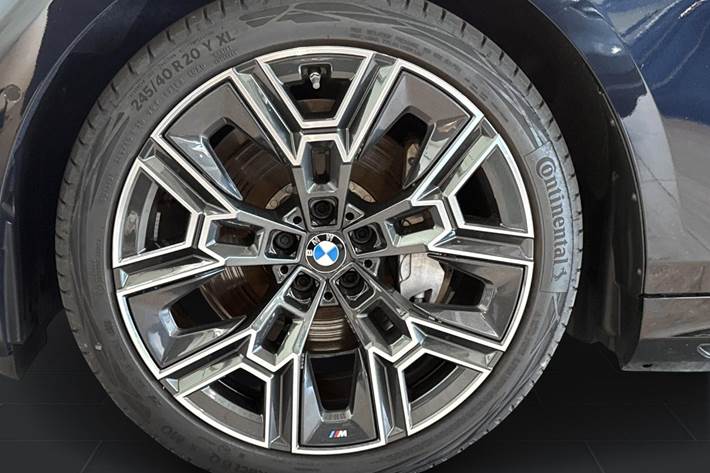 Sort BMW i5 fra 2025