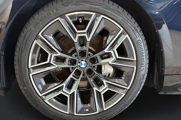 Sort BMW i5 fra 2025