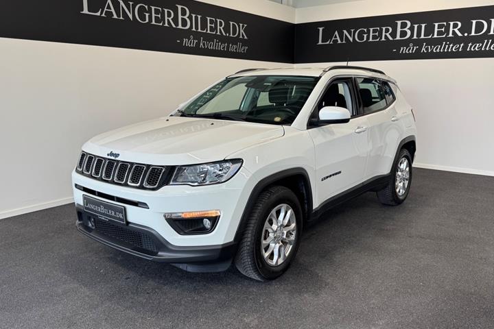 Hvid Jeep Compass fra 2021 set udefra