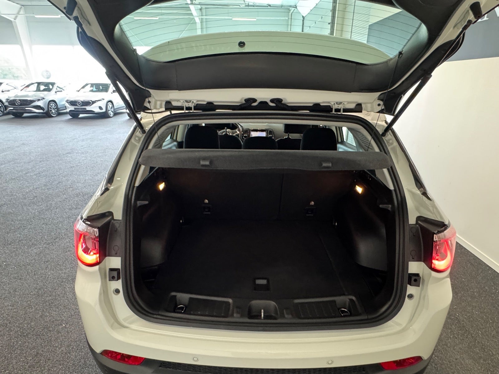 Hvid Jeep Compass fra 2021
