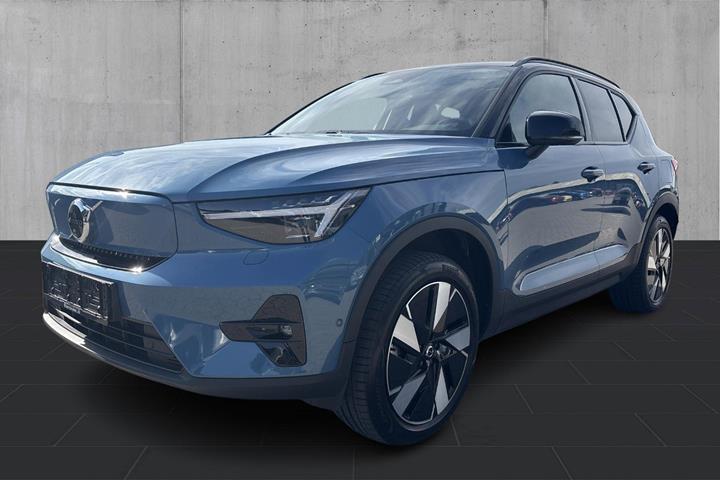 Blå Volvo EX40 fra 2025 set udefra