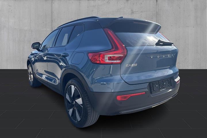 Blå Volvo EX40 fra 2025