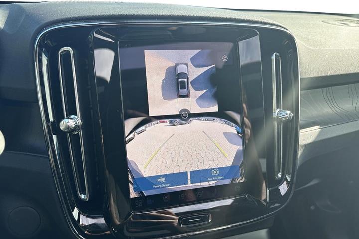 Blå Volvo EX40 fra 2025