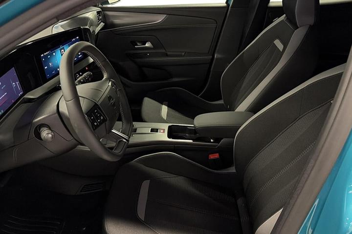 Blå Opel Mokka-e fra 2025