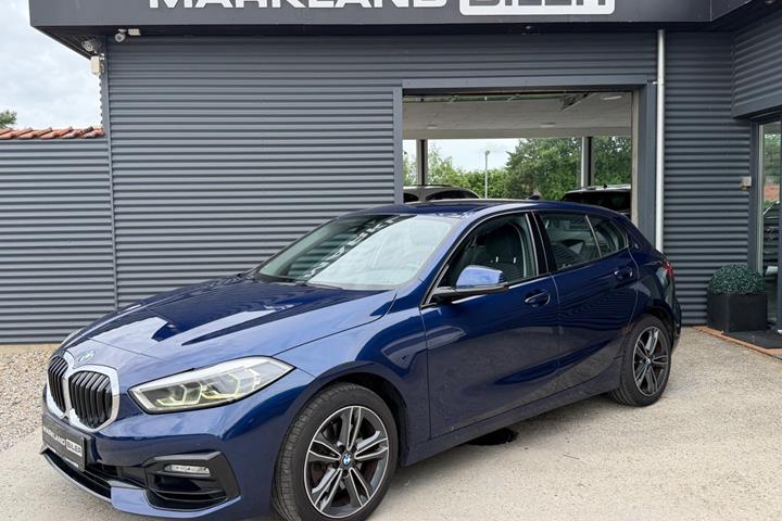 Blå BMW 118i fra 2020 set udefra
