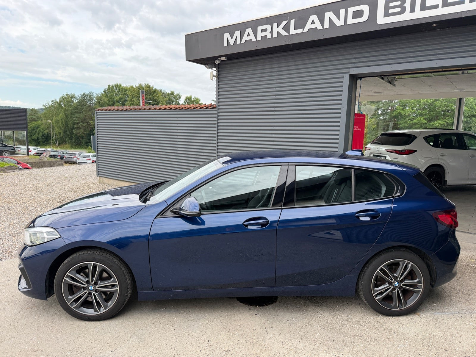 Blå BMW 118i fra 2020