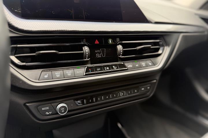Blå BMW 118i fra 2020
