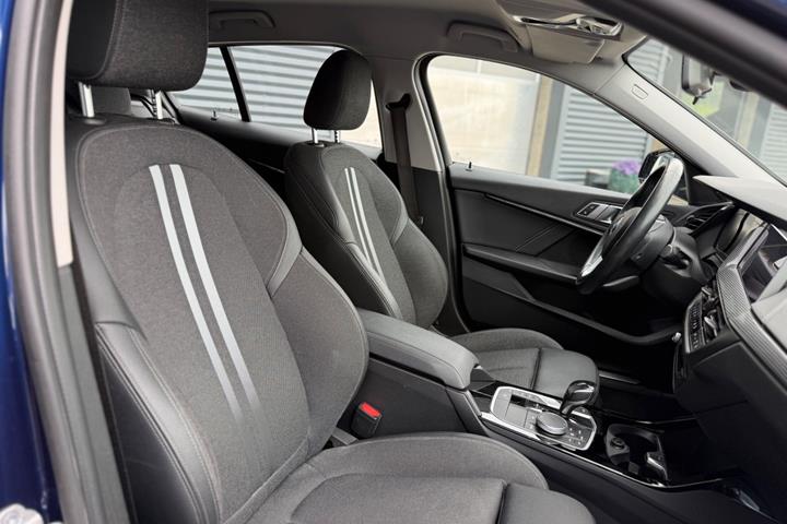 Blå BMW 118i fra 2020