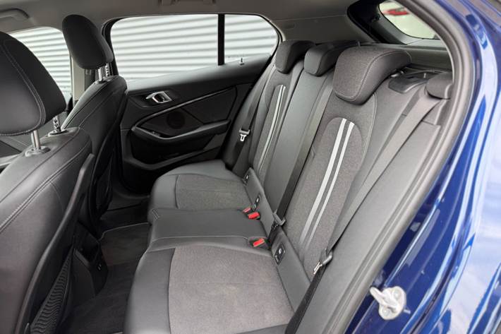 Blå BMW 118i fra 2020