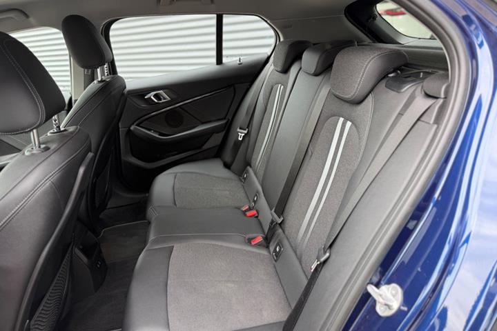 Blå BMW 118i fra 2020