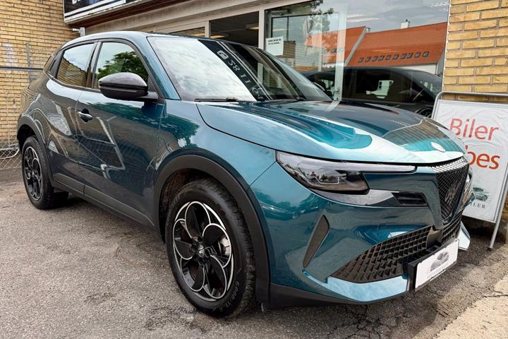 Blå Alfa Romeo Junior fra 2025 set udefra