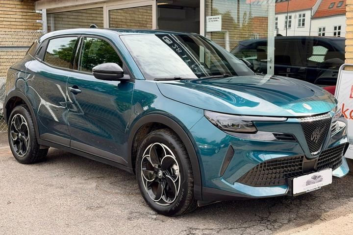 Blå Alfa Romeo Junior fra 2025