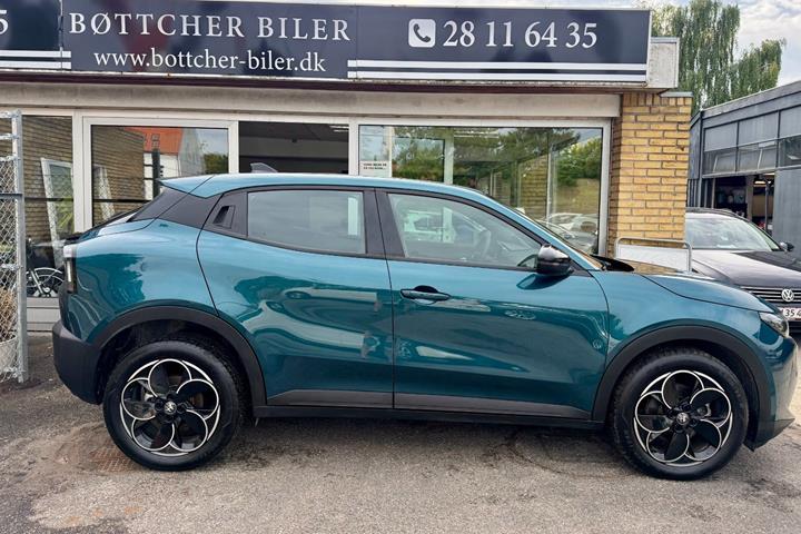 Blå Alfa Romeo Junior fra 2025