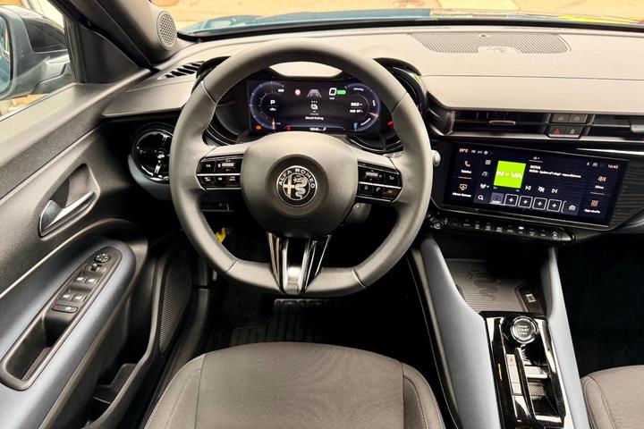 Blå Alfa Romeo Junior fra 2025