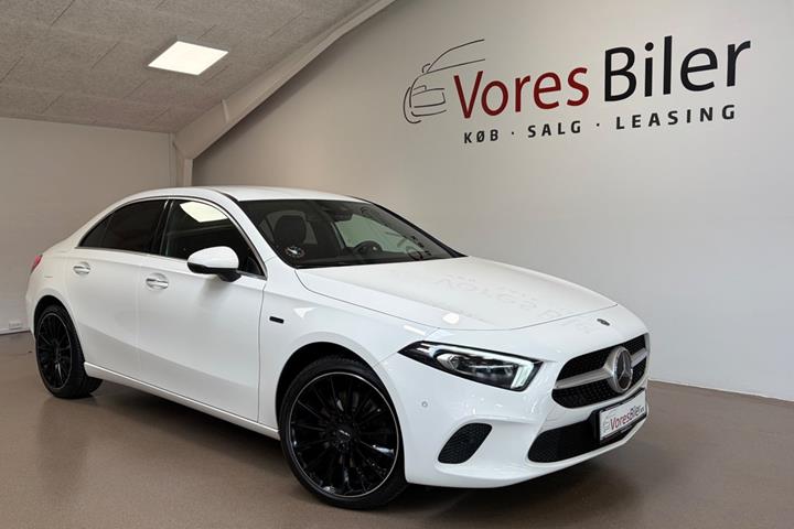 Hvid Mercedes A250 e fra 2020 set udefra