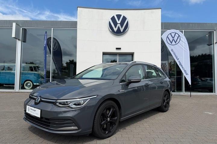 Grå VW Golf VIII fra 2023 set udefra