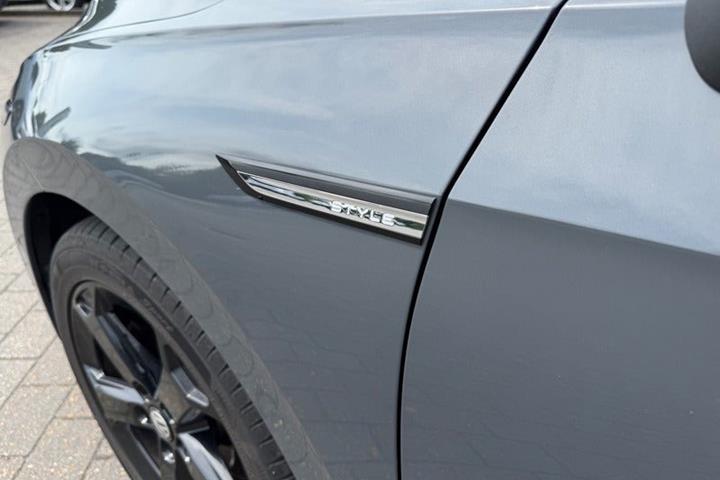 Grå VW Golf VIII fra 2023