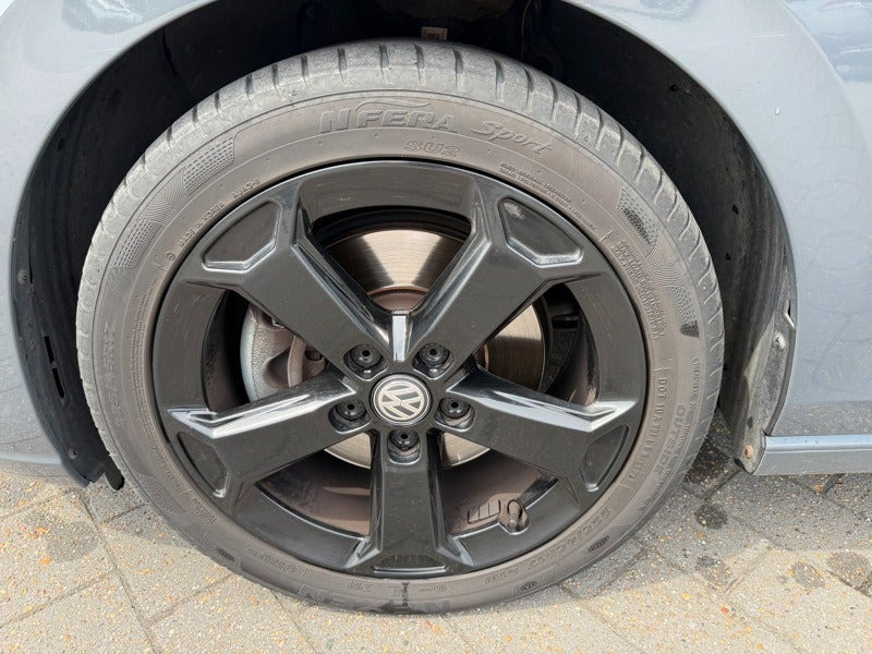 Grå VW Golf VIII fra 2023